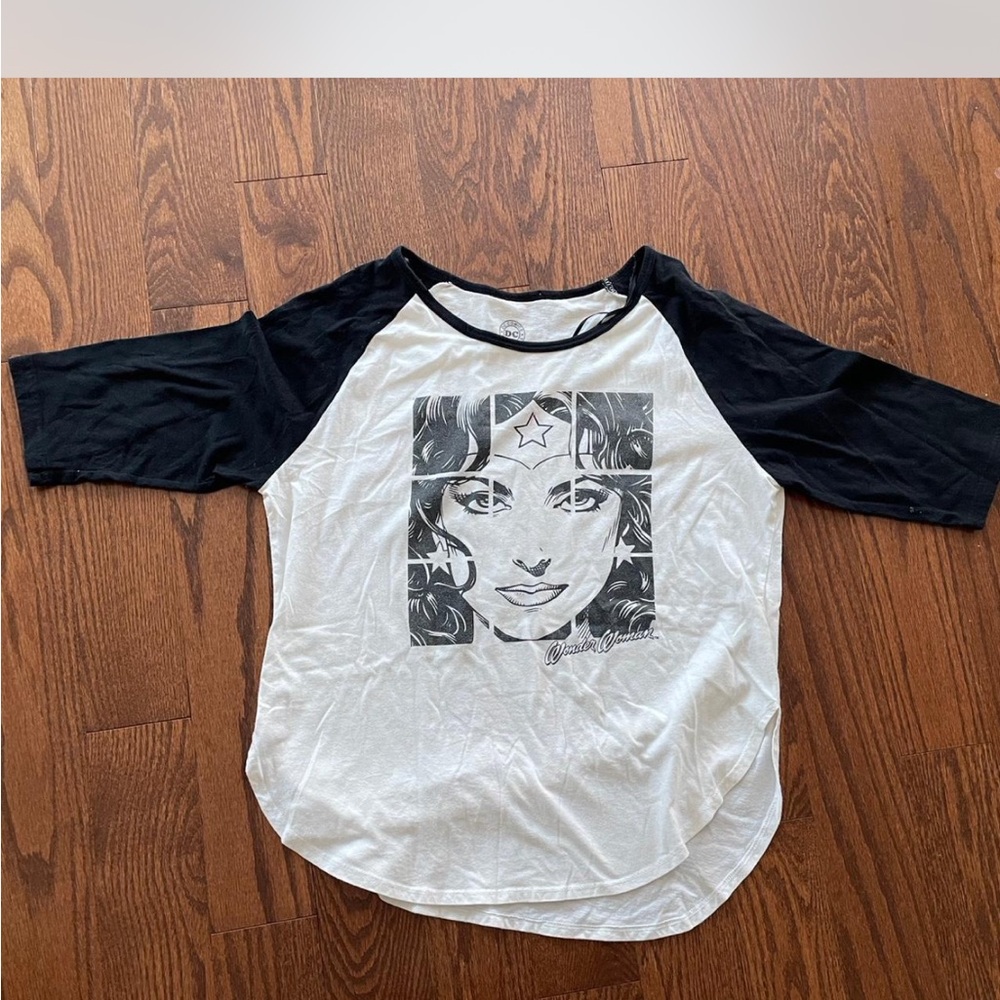 Women's DC Comics Wonder Woman Black and White Graphic Raglan Top in size M